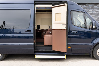 LUXURI&Ouml;SES INTERIEUR VAN / TRANSPORTER (VIP) 
Individuell und viel Komfort

Sie und Ihre G&auml;ste reisen sicher und mit viel Komfort dank eines Fahrgastraums, den wir nach individuell Ihren Vorstellungen gestalten und in Handarbeit fertigen. Interieur, Innenausstattung, Sitzanordnungen, Tischsyteme, Komfortelemente, Multimedia- und Kommunikationseinrichtungen sind selbstverst&auml;ndlich frei konfigurierbar. Das Interieur wird &bdquo;Made in Germany&ldquo; hergestellt. Selbstverst&auml;ndlich bieten wir auch Luxusausbauten f&uuml;r andere Transportfahrzeuge an.

Sprinter VIP Van - Umbau nach Wunsch